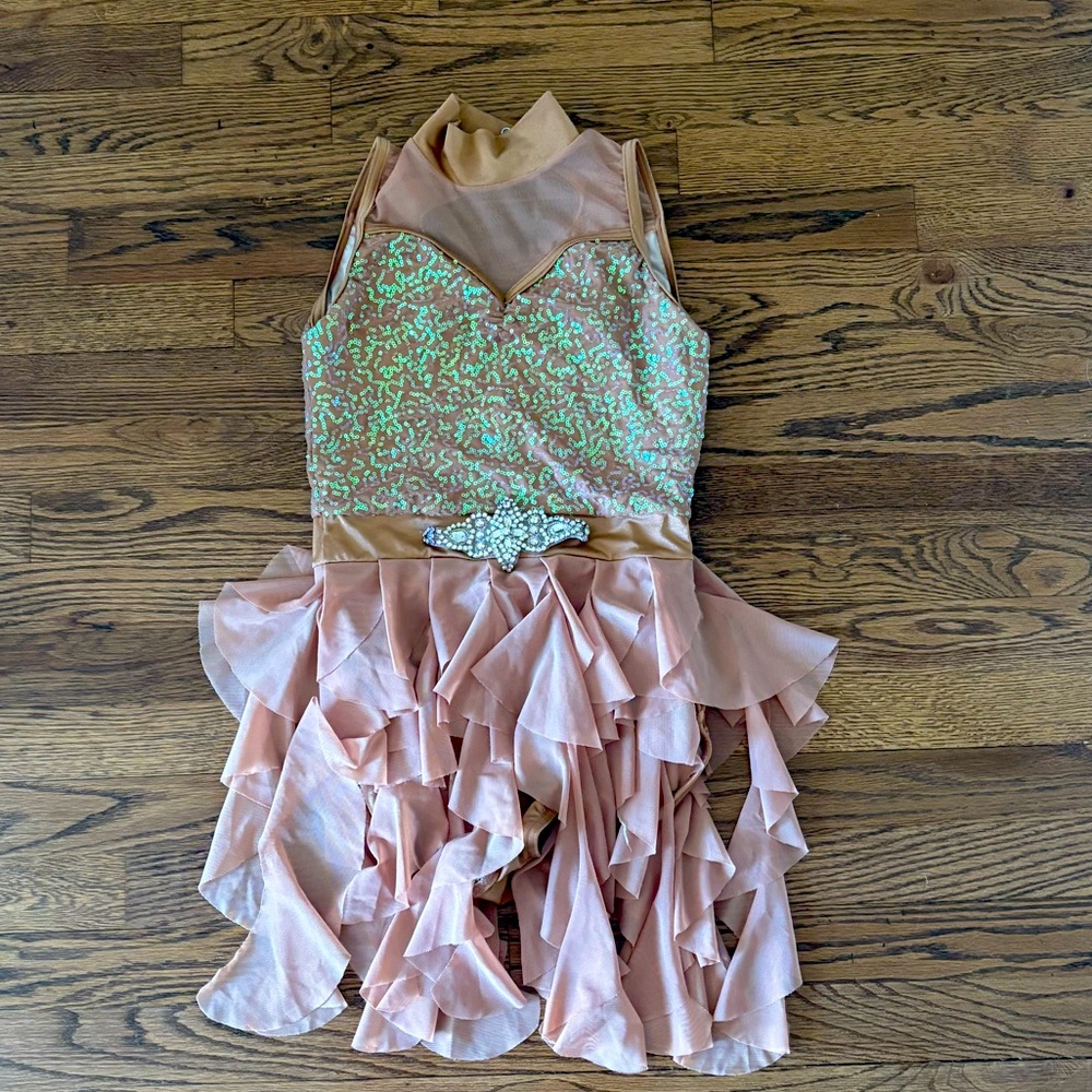 This is a beautiful dance costume perfect for any style!!